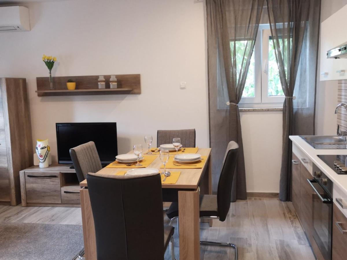 Eugenia Apartment Pula Bagian luar foto